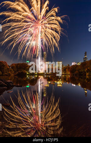 Central Park fuochi d'artificio celebrando la maratona riflettendo sul lago. Midtown Manhattan, a New York City Foto Stock