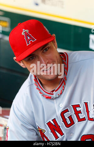 Settembre 13, 2011; Oakland, CA, Stati Uniti d'America; los angeles angeli center fielder Pietro bourjos (25) staziona in piroga prima della partita contro Oakland atletica di o.co coliseum. los angeles sconfitto oakland 6-3. Foto Stock