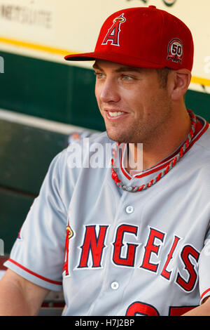 13 settembre 2011; Oakland, CA, Stati Uniti; il centrocampista dei Los Angeles Angels Peter Bourjos (25) si siede nel dugout prima della partita contro gli Oakland Athletics all'O.co Coliseum. Los Angeles ha battuto in finale Oakland 6-3. Foto Stock