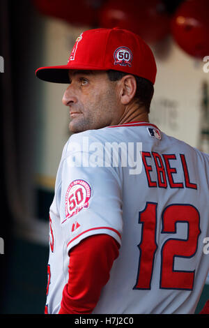 Settembre 13, 2011; Oakland, CA, Stati Uniti d'America; Los Angeles Angeli terza base coach Dino Ebel (12) sorge in piroga prima della partita contro Oakland atletica a O.co Coliseum. Los Angeles ha sconfitto Oakland 6-3. Foto Stock