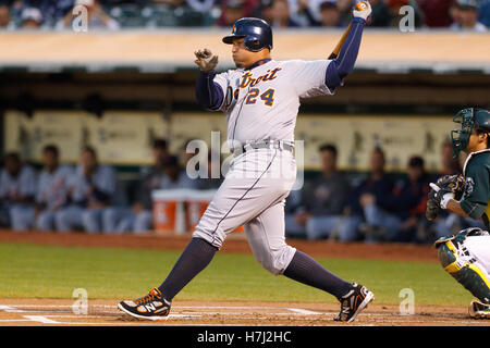 15 settembre 2011; Oakland, CA, Stati Uniti; prima base dei Detroit Tigers Miguel Cabrera (24) in battuta contro gli Oakland Athletics durante il primo inning all'O.co Coliseum. Oakland ha battuto in finale Detroit 6-1. Foto Stock