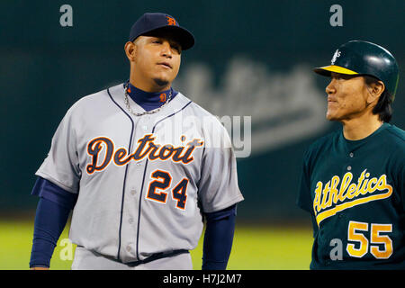 15 settembre 2011; Oakland, CA, Stati Uniti; Miguel Cabrera (24), prima base dei Detroit Tigers, parla con l'hitter Hideki Matsui (55) degli Oakland Athletics alla prima base durante il settimo inning all'O.co Coliseum. Oakland ha battuto in finale Detroit 6-1. Foto Stock