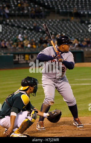 15 settembre 2011; Oakland, CA, Stati Uniti; prima base dei Detroit Tigers Miguel Cabrera (24) in battuta contro gli Oakland Athletics durante il settimo inning all'O.co Coliseum. Oakland ha battuto in finale Detroit 6-1. Foto Stock