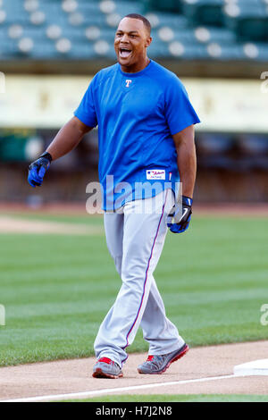 Settembre 20, 2011; Oakland, CA, Stati Uniti d'America; Texas Rangers terzo baseman Adrian Beltre (29) si riscalda prima della partita contro Oakland atletica a O.co Coliseum. Texas sconfitto Oakland 7-2. Foto Stock