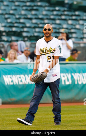 Settembre 20, 2011; Oakland, CA, Stati Uniti d'America; attore di cinema Vescovo Stefano sorge sul campo prima che il gioco tra la Oakland atletica e Texas Rangers a O.co Coliseum. Texas sconfitto Oakland 7-2. Foto Stock