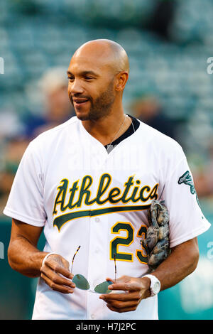 Settembre 20, 2011; Oakland, CA, Stati Uniti d'America; attore di cinema Vescovo Stefano sorge sul campo prima che il gioco tra la Oakland atletica e Texas Rangers a O.co Coliseum. Texas sconfitto Oakland 7-2. Foto Stock