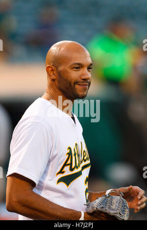 Settembre 20, 2011; Oakland, CA, Stati Uniti d'America; attore di cinema Vescovo Stefano sorge sul campo prima che il gioco tra la Oakland atletica e Texas Rangers a O.co Coliseum. Texas sconfitto Oakland 7-2. Foto Stock