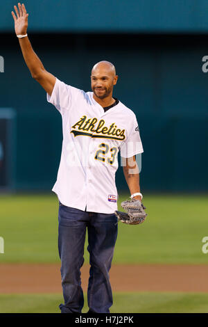 Settembre 20, 2011; Oakland, CA, Stati Uniti d'America; attore di cinema Vescovo Stefano sorge sul campo prima che il gioco tra la Oakland atletica e Texas Rangers a O.co Coliseum. Texas sconfitto Oakland 7-2. Foto Stock