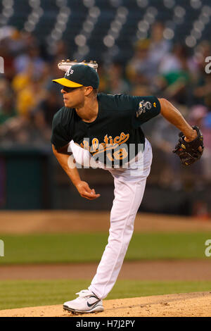 20 settembre 2011; Oakland, CA, USA; il lanciatore titolare degli Oakland Athletics Rich Harden (18) lanciò contro i Texas Rangers durante il primo inning all'O.co Coliseum. Texas sconfisse Oakland 7-2. Foto Stock