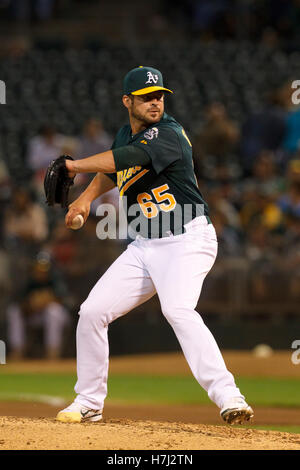 Settembre 20, 2011; Oakland, CA, Stati Uniti d'America; Oakland atletica a partire lanciatore Graham Godfrey (65) passi contro il Texas Rangers durante il quarto inning a O.co Coliseum. Texas sconfitto Oakland 7-2. Foto Stock