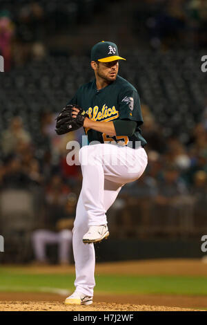 20 settembre 2011; Oakland, CA, USA; il lanciatore titolare degli Oakland Athletics Graham Godfrey (65) lanciò contro i Texas Rangers durante il settimo inning all'O.co Coliseum. Texas sconfisse Oakland 7-2. Foto Stock