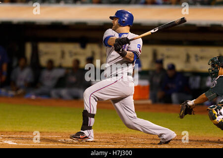 Settembre 21, 2011; Oakland, CA, Stati Uniti d'America; Texas Rangers catcher Mike Napoli (25) a bat contro Oakland atletica durante il secondo inning a O.co Coliseum. Texas sconfitto Oakland 3-2. Foto Stock