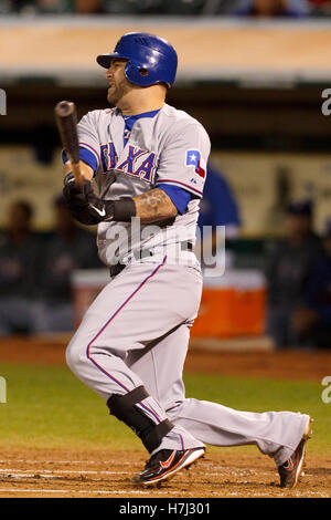 Settembre 21, 2011; Oakland, CA, Stati Uniti d'America; Texas Rangers catcher Mike Napoli (25) a bat contro Oakland atletica durante il secondo inning a O.co Coliseum. Texas sconfitto Oakland 3-2. Foto Stock