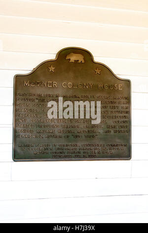 Madre COLONY HOUSE prima casa costruita in Anaheim, 1857 da George Hanson, fondatore "madre" di Colonia, gruppo selezionando nome dato insediamento. Questo gruppo tedesco lasciato San Francisco per formare la coltivazione dell'uva colonia. La California del sud dei vigneti è diventato più grande della California fino a quando distrutti, 1885, dalla malattia di uva. Colonia ha iniziato a produrre Valencia arance. Qui una volta risiedeva Madame Helena Modjeska e Henry Sienkiewicz, autore di "Quo Vadis". Marker posti dalla California Centennials Commissione in cooperazione con la grazia Parlor n. 242, N.D.G.W., Madre Salone di Colonia n. 281, N.S.G.W. Luglio dedicata Foto Stock