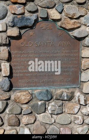 OLD SANTA ANA Portola accampati sulla banca di Santa Ana River nel 1769. Jose Antonio Yorba, membro della spedizione, più tardi tornò a Rancho Santiago de Santa Ana. El Camino Real attraversato il fiume in questa prossimità. Il posto era designato Santa Ana da viaggiatori e noto con quel nome fino al presente città di Santa Ana è stata fondata. Storico e distintivo n. 204 California State Park Commissione Foto Stock