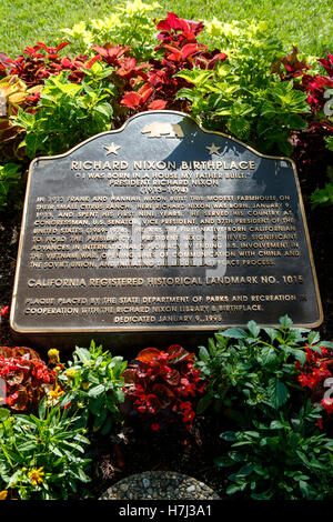 RICHARD NIXON NATALI 'Io sono nato in una casa di mio padre costruito". Il presidente Richard Nixon (1913-1994) Nel 1912 Frank e Hannah Nixon costruito questa modesta casa colonica sul loro piccolo ranch di agrumi. Qui Richard Nixon era nato il 9 gennaio 1913, e ha trascorso i suoi primi nove anni. Ha servito il suo paese come membro del Congresso, U.S. Il senatore, Vice Presidente, ed il trentasettesimo Presidente degli Stati Uniti (1969-1974). Egli è stato il primo nativo californiano che detiene la presidenza di turno. Il presidente Nixon ottenuto progressi significativi nella diplomazia internazionale terminando il coinvolgimento degli Stati Uniti nella guerra del Vietnam, apertura di linee di Foto Stock