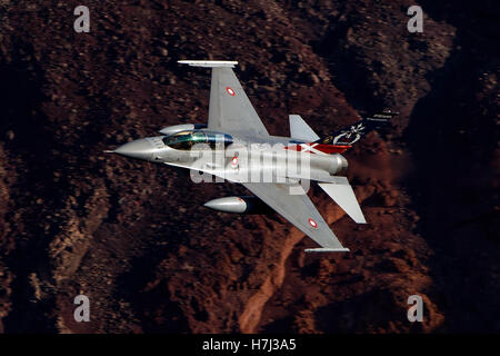 Il General Dynamics F-16B Fighting Falcon ET-210 della Royal Danish Air Force, assegnato al 461st Flight test Squadron della US Air Force, vola a basso livello attraverso la transizione Jedi, Star Wars Canyon, California, Death Valley National Park, Stati Uniti d'America Foto Stock