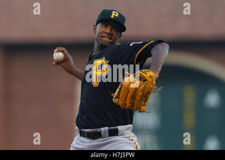 Agosto 9, 2011; San Francisco, CA, Stati Uniti d'America; i pirati di Pittsburgh a partire lanciatore james mcdonald (53) passi contro i San Francisco Giants durante il primo inning di at&t park. Foto Stock