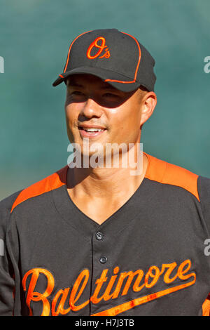 Agosto 15, 2011; Oakland, CA, Stati Uniti d'America; Baltimore Orioles a partire lanciatore Jeremy Guthrie (46) durante la pratica di ovatta prima della partita contro Oakland atletica a O.co Coliseum. Baltimore sconfitto Oakland 6-2. Foto Stock