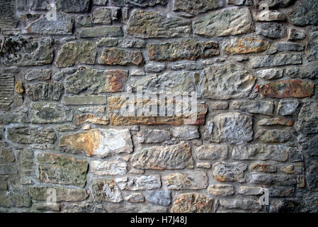 Giallo e marrone a sfondo bianco invecchiato linee stonewall Foto Stock