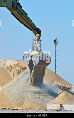 Escavatore su lavoro industriale sito di costruzione Foto Stock