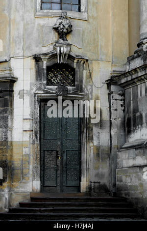 La facciata della Cattedrale latina, Lviv, Ucraina. Frammento della facciata con porta e finestra con metallo Foto Stock