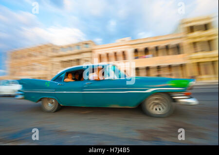 L'Avana, Cuba - 18 Maggio 2011: classica degli anni cinquanta unità auto in motion blur attraverso le strade bagnate di Centro dopo un acquazzone. Foto Stock