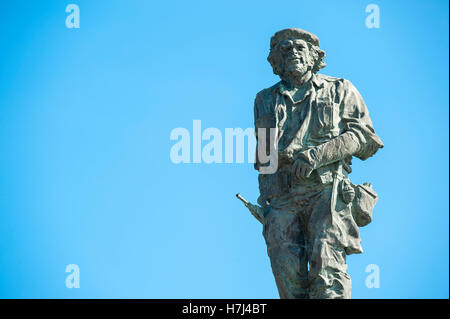 SANTA CLARA, CUBA - 28 Maggio 2011: Statua del rivoluzionario cubano Che Guevara sorge nel cielo blu in un mausoleo dedicato a lui. Foto Stock