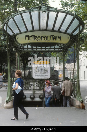 La stazione della metro Abbesses a Montmartre,una delle città vecchia stazione metropolitana 1994 Foto Stock
