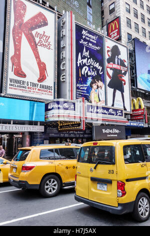 New York City,NY NYC Manhattan,Midtown,Broadway,Times Square,traffico,taxi,SUV,cartelloni,Palace Theatre,teatro,tendone,cartellone,Kinky Boots,An Ameri Foto Stock