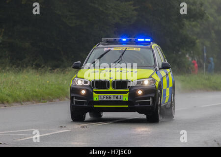 Un Traffico della Polizia di compensazione auto la strada per il tour della Gran Bretagna Cycle Race, circa per entrare in Kendal Foto Stock