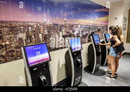 New York City,NY NYC Manhattan,Midtown,30 Rockefeller Center,edificio GE,Top of the Rock,mappa,grattacieli,vista skyline,distributore di biglietti,adu adulti Foto Stock