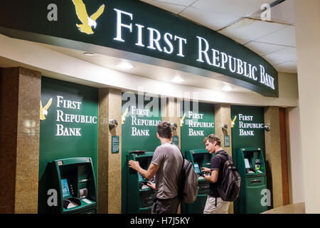 New York City,NY NYC Manhattan,Midtown,30 Rockefeller Center,GE Building,Level,First Republic Bank,ATM,bancomat,bancomat,adulti,adulti,uomo m Foto Stock