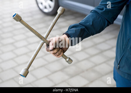 Mechanic tenendo una manovella a mano Foto Stock