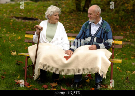 Una vecchia coppia in un giardino Foto Stock