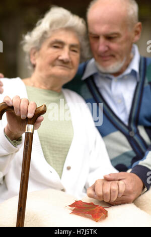 Una coppia di anziani Foto Stock