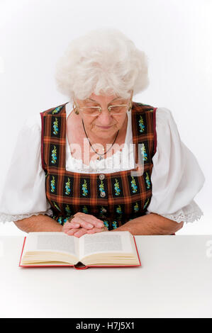 Donna anziana la lettura di un libro Foto Stock