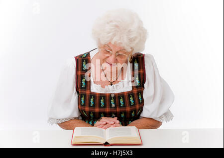 Donna anziana la lettura di un libro Foto Stock