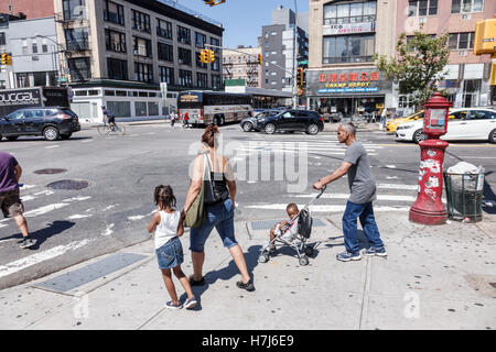 New York City,NY NYC,Lower Manhattan,Chinatown,Bowery Street,Black Blacks African African Africans etnic minorità, adulti adulti, donna donna donna donna donna donna donna donna, uomo me Foto Stock