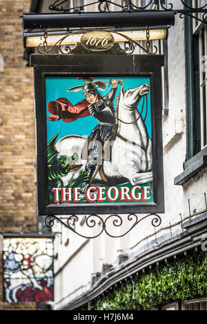 Segno di pub al di fuori del George Inn Borough High Street, Southwark, Londra, Regno Unito Foto Stock