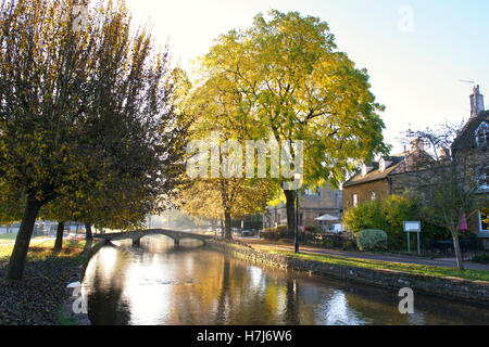 Autunno foschia mattutina in Bourton sull'acqua, Cotswolds, Gloucestershire, Inghilterra Foto Stock