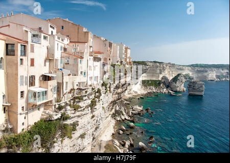 La città vecchia di Bonifacio siede su scogliere calcaree al di sopra delle bocche di Bonifacio. frontiera con l'Italia, Foto Stock