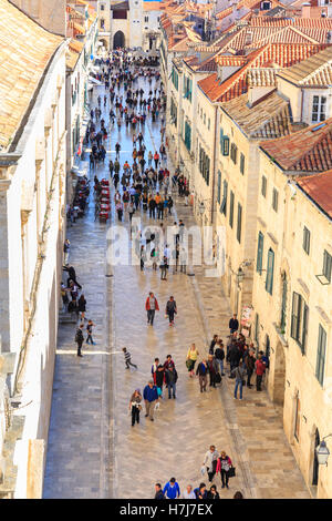 I turisti che acquistano a Stradun o Placa (Stradone o corso) strada principale della città vecchia di Dubrovnik, Croazia Foto Stock