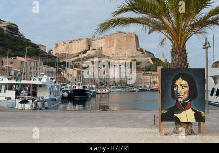 Napoleone, interpretato da arte moderna, orologi del porto di Bonifacio con il suo yacht e la cittadella, Corsica, Francia Foto Stock