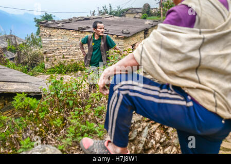 Agricoltori locali che hanno discusso sul Nepal rurale. Foto Stock