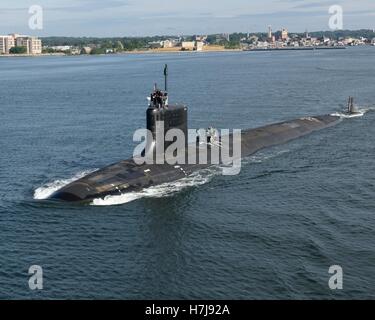 L'USN Virginia-class attack submarine USS Illinois conduce alle prove in mare Agosto 1, 2016 a Groton, Connecticut. Foto Stock