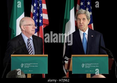 Stati Uniti Il segretario di Stato John Kerry e il ministro degli Esteri irlandese Charlie Flanagan indirizzo reporters prima Kerrys ricevuta del Tipperary la pace internazionale Award al Aherlow House Hotel Ottobre 30, 2016 a Tipperary, Irlanda. Foto Stock