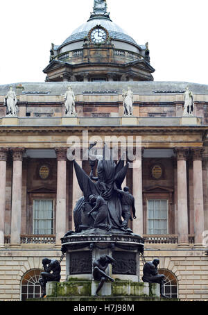 Il Monumento Nelson in Exchange le bandiere del Liverpool con il municipio in background Foto Stock