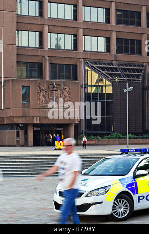 Una macchina della polizia parcheggiata di fronte alla regina Elisabetta 11 tribunali in Liverpool Regno Unito Foto Stock