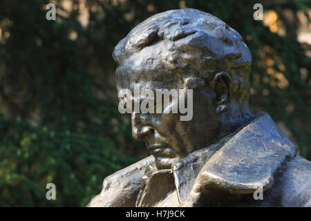 Statua del maresciallo Josip Broz Tito (1892-1980) da Antun Augustincic (1900-1979) presso la casa dei fiori a Belgrado in Serbia Foto Stock